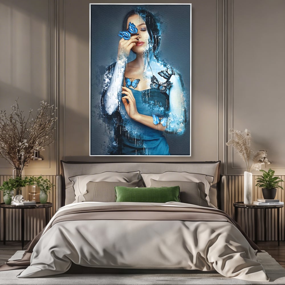 Tablou canvas cu portret feminin cu fluturi albastri, in rama de aluminiu argintiu, pe perete intr-un dormitor